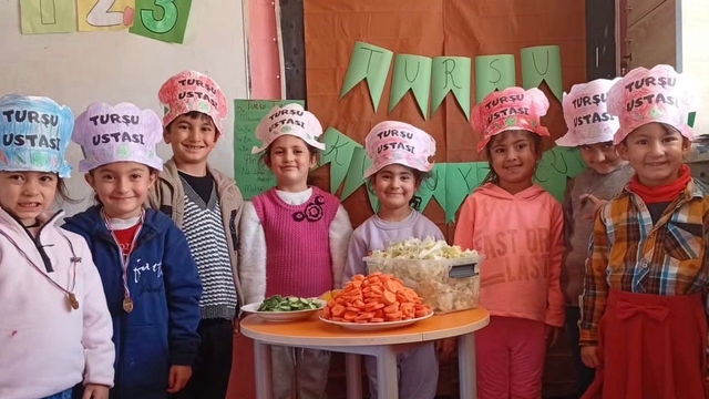 Diyadin'de minik ellerle turşu şenliği