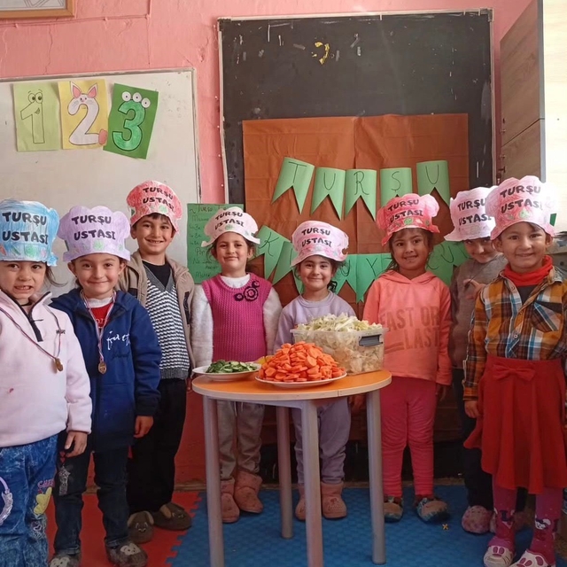 Diyadin'de minik ellerle turşu şenliği