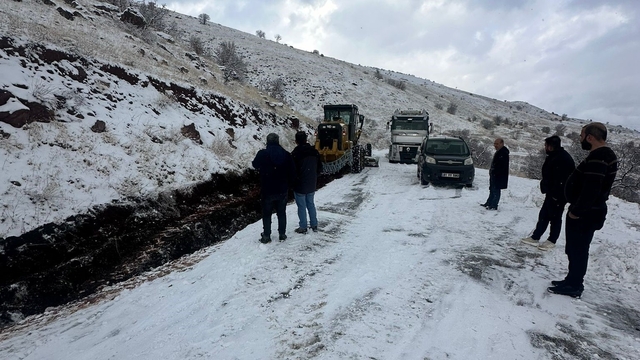 Elazığ'da yolda kalan araçlar kurtarıldı