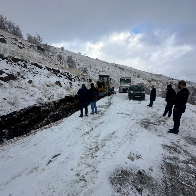 Elazığ'da yolda kalan araçlar kurtarıldı