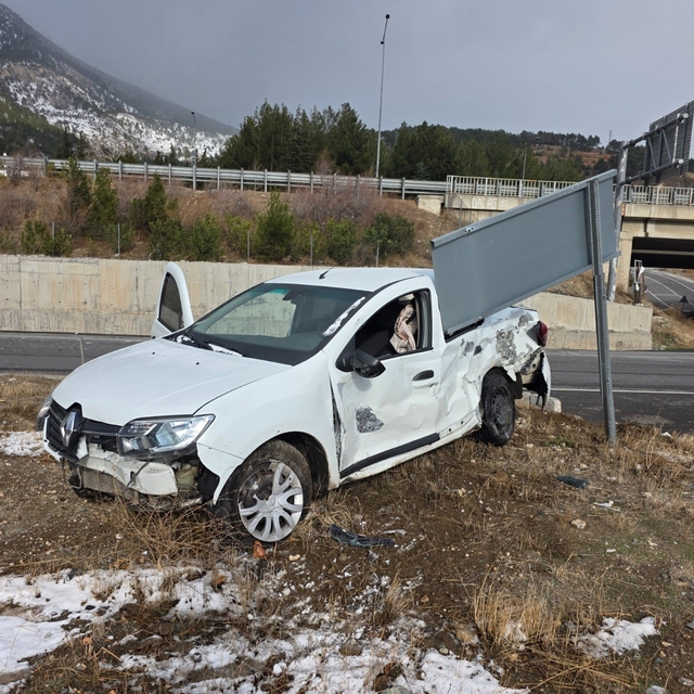 Otomobil ile tır çarpıştı