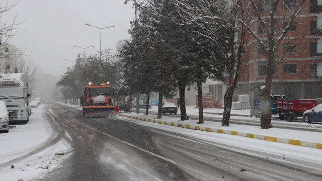 Midyat'ta kar yağışı etkili oldu