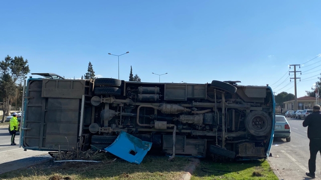 Kahramanmaraş'ta halk otobüsü ile hafif ticari aracın çarpıştığı kazada 17 kişi yaralandı