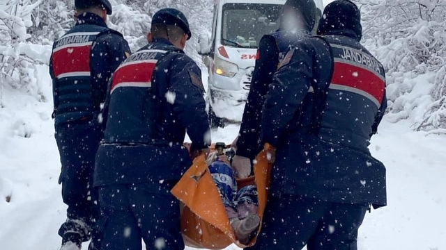Karabük'te kardan yolu kapanan köydeki hastanın yardımına jandarma ve sağlık ekipleri koştu
