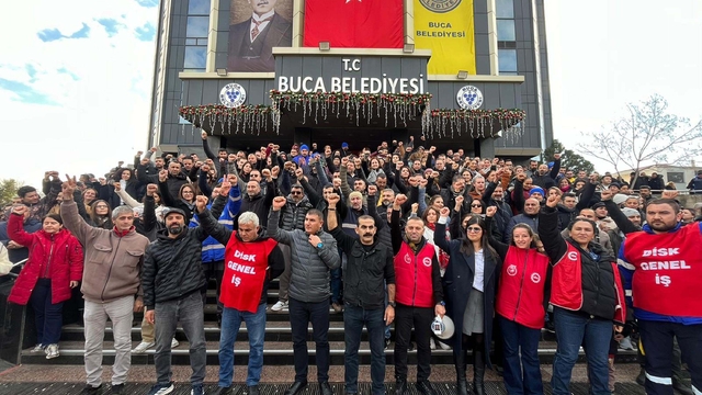 Buca'da maaşlarını alamayan belediye işçilerinden 'çöp toplamama' kararı