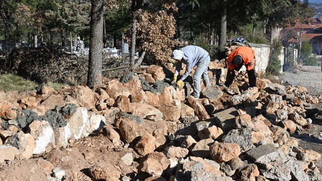 Isparta'da yıkılan mezarlık duvarı yeniden yapıldı