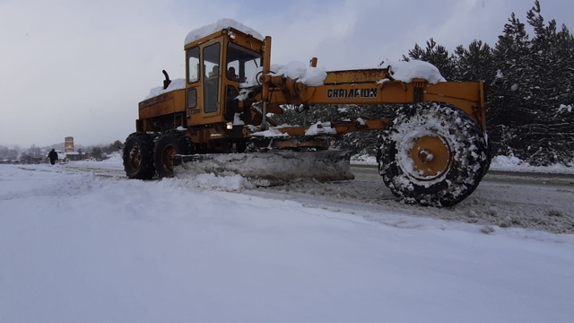 Kendi greyderiyle karla mücadeleye destek veriyor