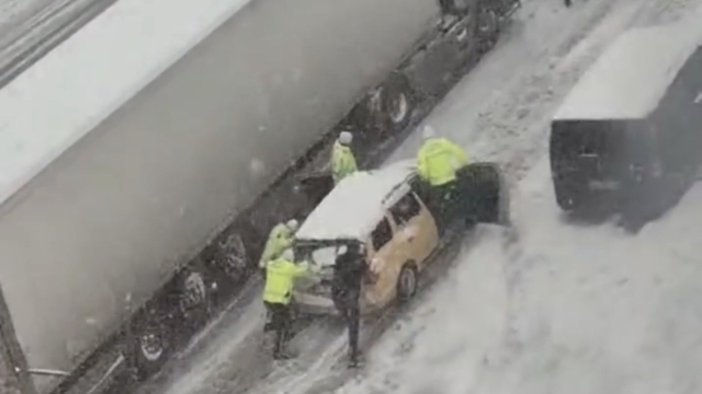 Mardin'de kar değil, kardeşlik manzaraları