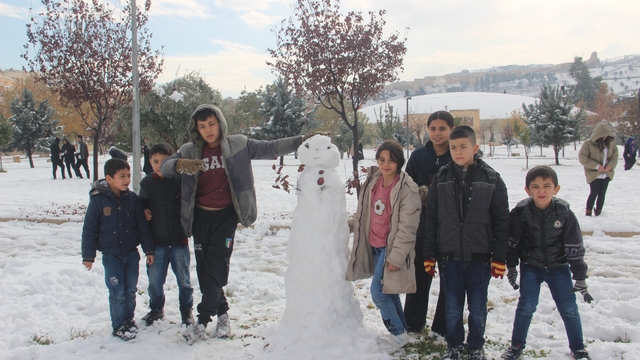 Şanlıurfa'da yıllar sonra kar sevinci: Çocuklar kartopu oynadı, yetişkinler halay çekti