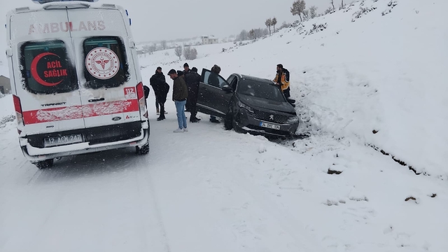 Bingöl'de kara saplanan SUV tipi aracın sürücüsü yaralandı
