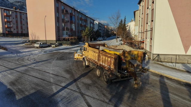 Seydişehir belediyesi buzlanmaya karşı solüsyon çalışması yaptı