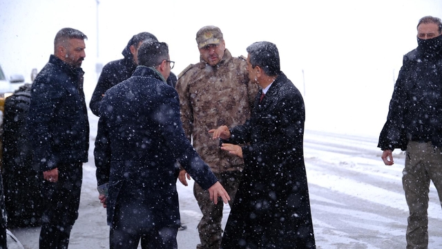 Şırnak Valisi Ekici, kentte yürütülen kar temizleme çalışmalarıyla ilgili incelemelerde bulundu