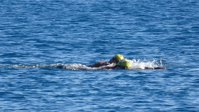 Türkiye kar esaretindeyken, Antalya'da kar manzarası eşliğinde denize girdiler