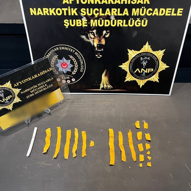 Uyuşturucu emdirilmiş peçeteyle yakalanan 2 kişi gözaltına alındı