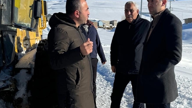 Ağrı'da yolu ulaşıma kapanan köylerde karla mücadele çalışması sürüyor