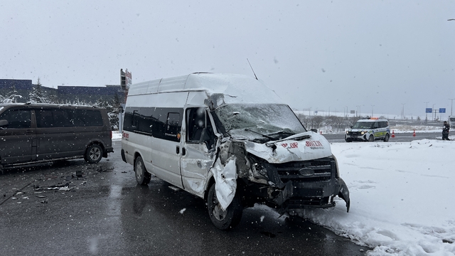 Kayseri'de işçi servis minibüsü, TIR'a çarptı: 11 yaralı