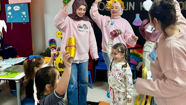 Üniversiteliler, anaokulu öğrencileriyle "Bilim-Çocuk El Ele" etkinliğinde buluştu