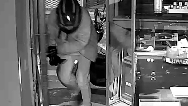 Motosiklet kaskı takan hırsız, kuyumcu dükkanından 5,5 kilo altın çaldı