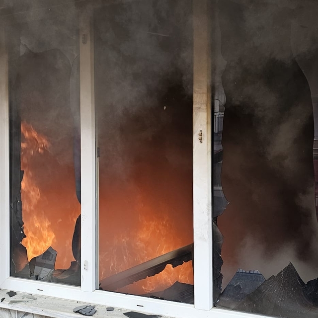 Bursa'da 3 katlı apartmanda yangın; 2 kişi dumandan etkilendi