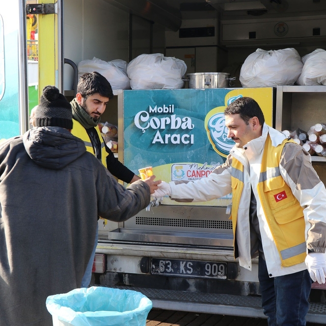 Karlı havada sıcak çorba ikramı