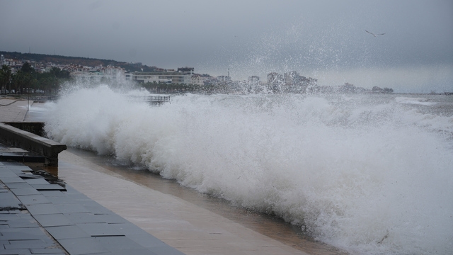 Karadeniz'de fırtına sahili vurdu: Dev dalgalar taşları kıyıya sürükledi