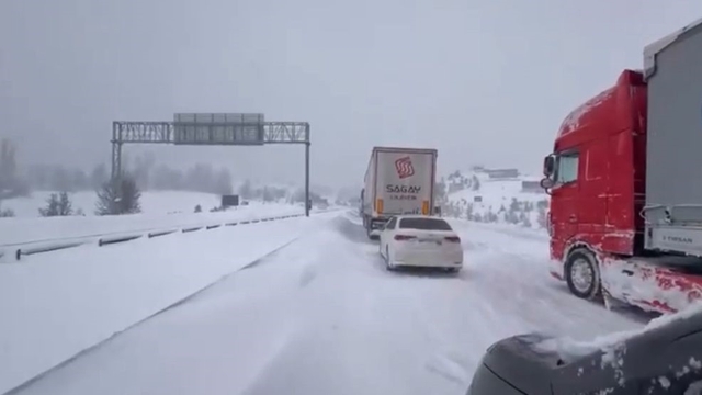 Bolu'da yoğun karda tırlar rampayı çıkamadı: Gerede-Samsun yolu ulaşıma kapandı