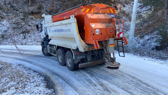 Büyükşehir'in karla mücadelesi başladı
Başkan Çerçioğlu: "Karla mücadele çalışmalarına ilimizin yüksek kesimlerinde başladık"