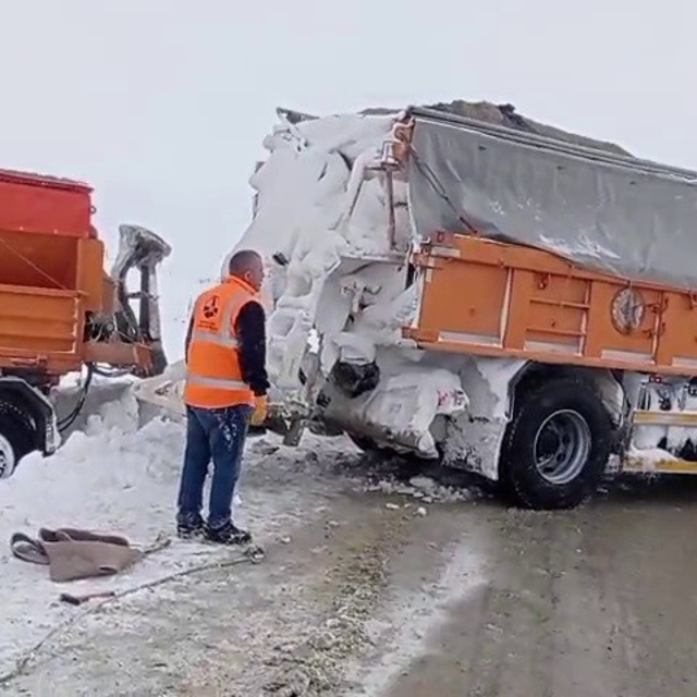 Palandöken geçidinde karla mücadele ekiplerinin nefes kesen mesaisi
