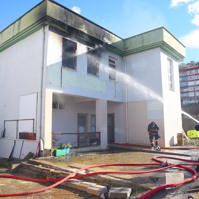 Gençlik merkezi çıkan yangında kullanılamaz hale geldi