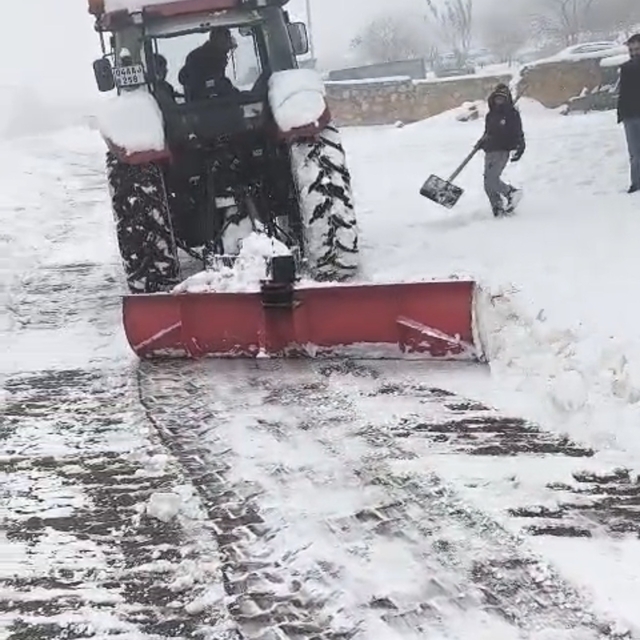 Mazıdağı'nda traktörlerin arkasına bağlanan aparatlarla kar temizleme çalış...