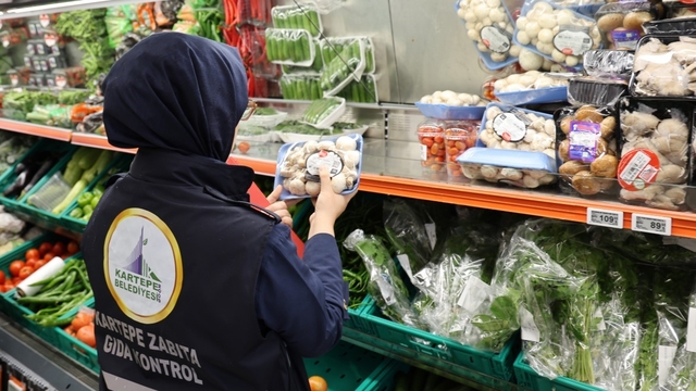 Kartepe'de marketlerde fahiş fiyat ve etiket denetimi yapıldı