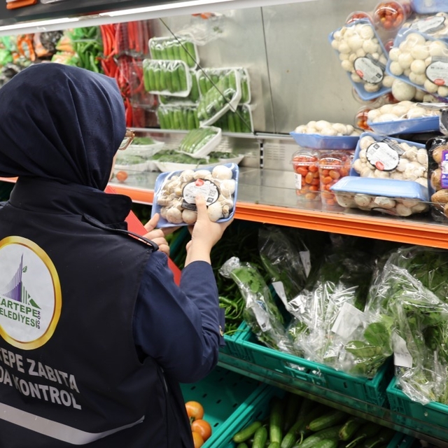 Kartepe'de marketlerde fahiş fiyat ve etiket denetimi yapıldı