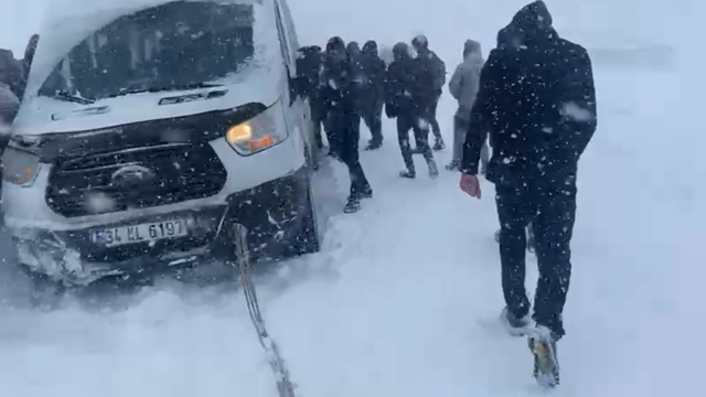 Yüksekova'da çocukların kar keyfi; tepsilerle kayak yaptılar (2)
