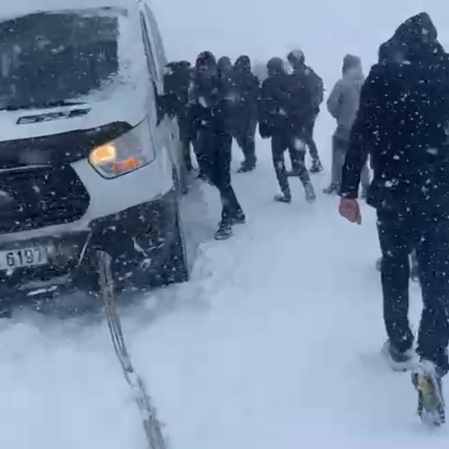 Yüksekova'da çocukların kar keyfi; tepsilerle kayak yaptılar (2)
