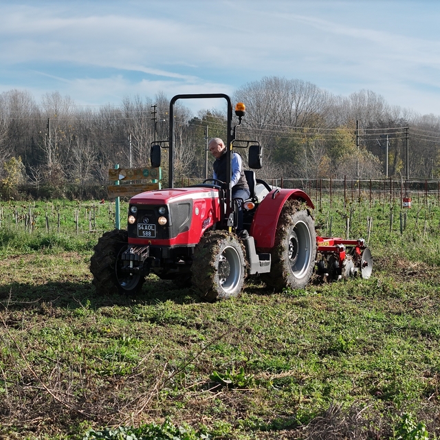 Dekan, öğrencilerin eğitimi için direksiyon başına geçti
Uygulamalı eğitimi...