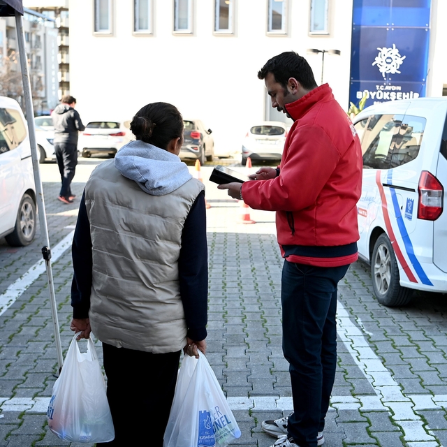 Kuşadası Belediyesi'nin beslenme çantası desteğine tam not