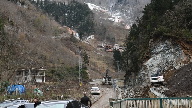 Trabzon Büyükşehir Belediye Başkanı Genç, Çamlıktepe Mahallesinde incelemelerde bulundu