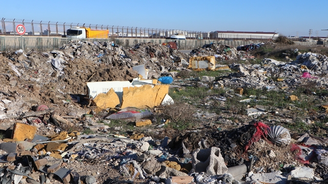 Boş araziye moloz ve çöp dökülmesine tepki gösteren mahalleli, çözüm bekliyor