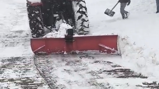 Mazıdağı'nda traktörlerin arkasına bağlanan aparatlarla kar temizleme çalışması yaptılar