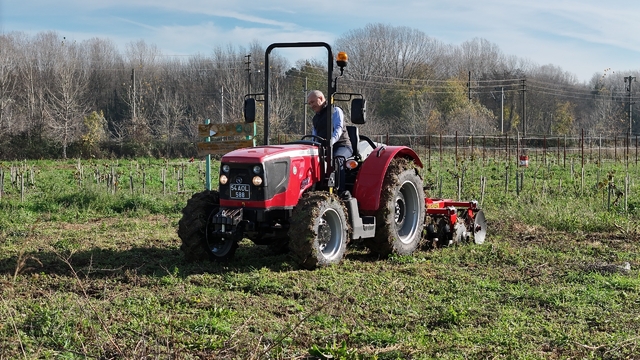 Dekan, öğrencilerin eğitimi için direksiyon başına geçti
Uygulamalı eğitimi güçlendirmek için fakülteye yeni tarım aletleri kazandırıldı