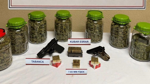 Sakarya'da yaklaşık 11 kilogram esrarın ele geçirildiği operasyonda yakalanan zanlılardan 2'si tutuklandı