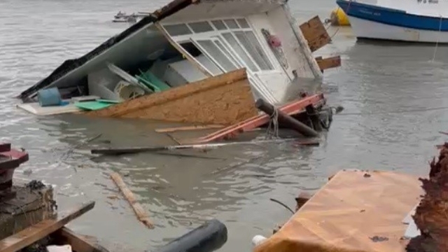 Sinop'ta şiddetli fırtına, balıkçı barınağına zarar verdi