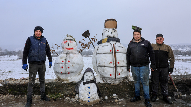 Kastamonu'da sanayi esnafı yaptıkları kardan adamın gövdesini iş makinesiyle taşıdı