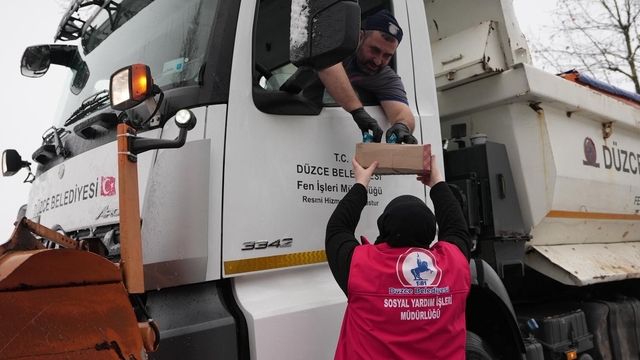 Karla mücadele ekiplerine sıcak ikram