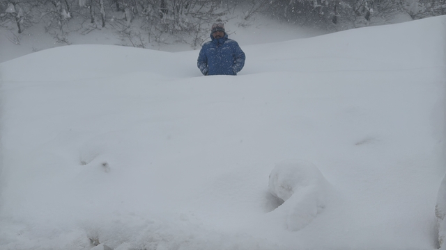 Karabük-Bartın yolunda kar kalınlığı 1,5 metreyi aştı
Karabük-Bartın kara yolunda yoğun kar yağışı ulaşımı zorlaştırıyor