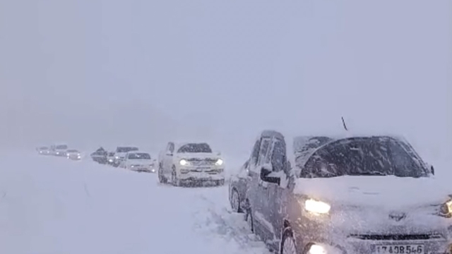 Yüksekova'da kar esareti: Tipi yolları kapattı, onlarca araç mahsur kaldı