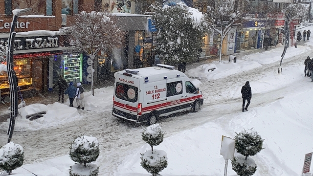 Bolu'da bir ambulansın karla imtihanı kamerada