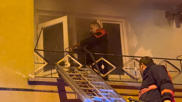 Çorum'da apartmanda çıkan yangında 10 kişi dumandan etkilendi