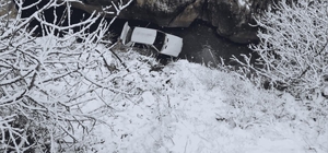 Diyarbakır'da otomobil köprüden çaya düştü: 4 yaralı