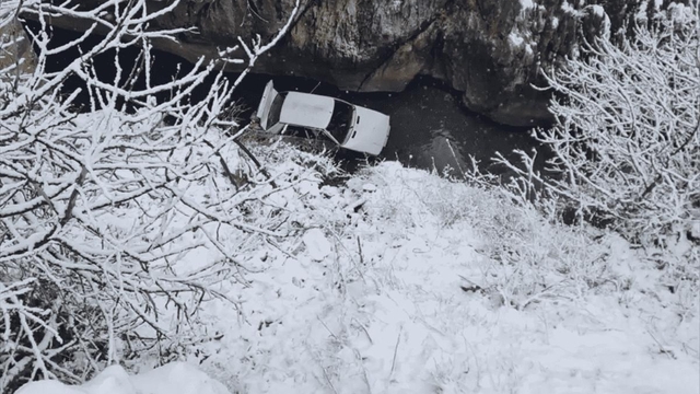 Diyarbakır'da otomobil köprüden çaya düştü: 4 yaralı